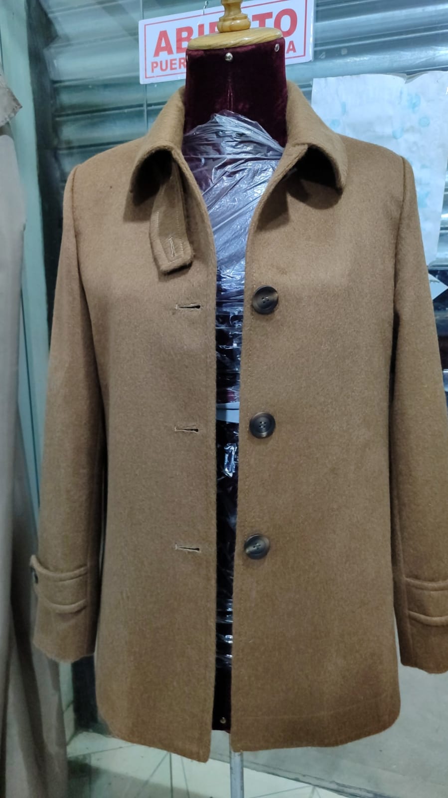 Abrigo color camel confeccionado a medida