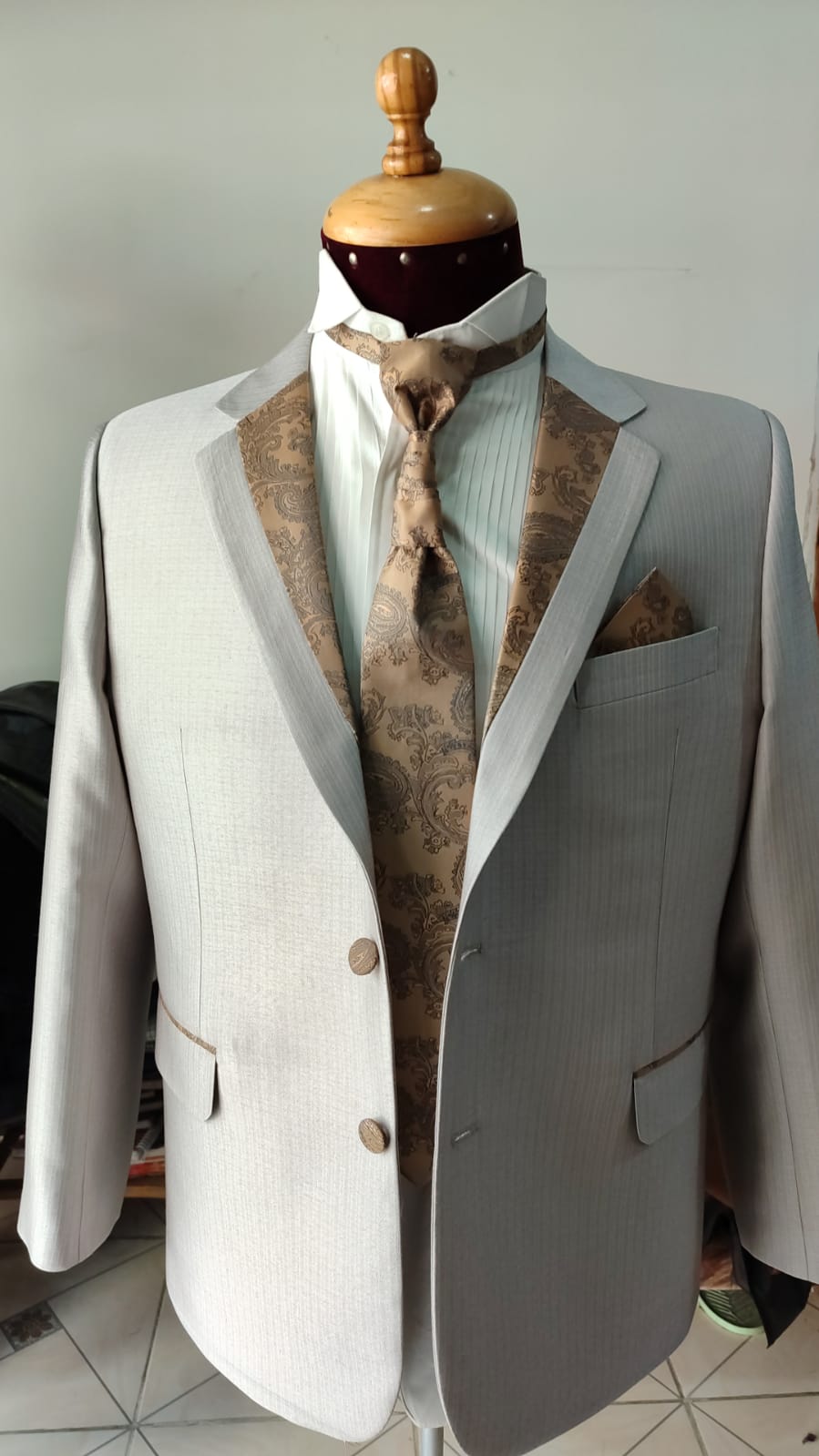 Traje gris de ceremonia con detalles personalizados