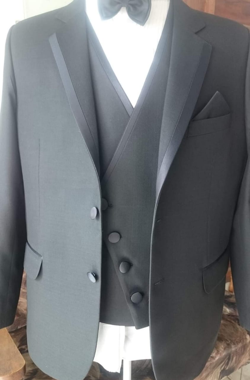 Traje negro de tres piezas con chaleco